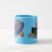 テレビおもしろいアニメを見ているサメ ツートーンマグカップ (中央)