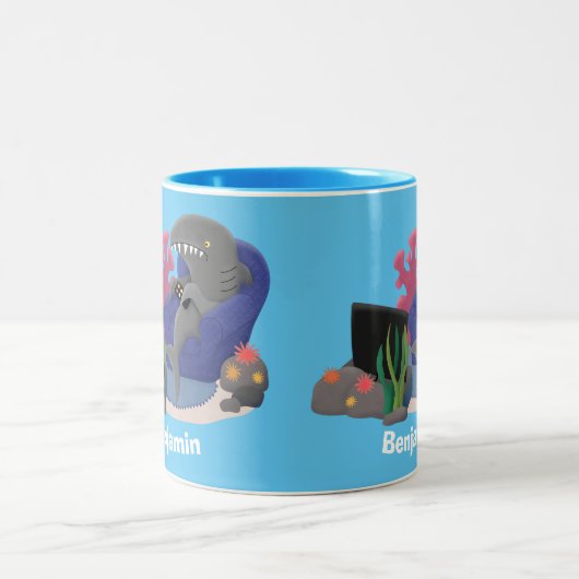 テレビおもしろいアニメを見ているサメ ツートーンマグカップ (中央)