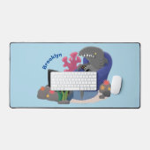 テレビおもしろいアニメを見ているサメ デスクマット (キーボード&マウス)