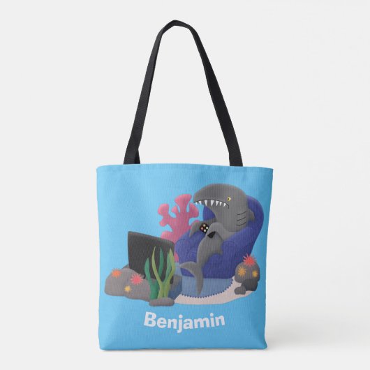 テレビおもしろいアニメを見ているサメ トートバッグ (裏面)