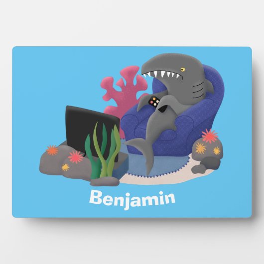 テレビおもしろいアニメを見ているサメ フォトプラーク (正面)