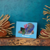 テレビおもしろいアニメを見ているサメ フォトプラーク (側面)