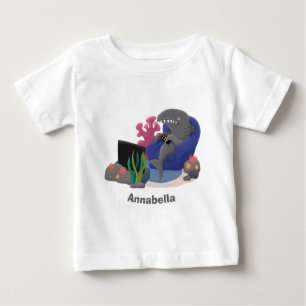 テレビおもしろいアニメを見ているサメ ベビーTシャツ
