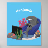 テレビおもしろいアニメを見ているサメ ポスター (正面)