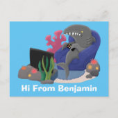 テレビおもしろいアニメを見ているサメ ポストカード (正面)