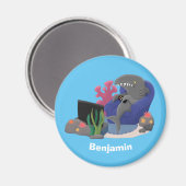 テレビおもしろいアニメを見ているサメ マグネット (正面/裏面)