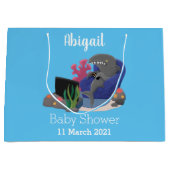 テレビおもしろいアニメを見ているサメ ラージペーパーバッグ (正面)