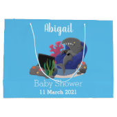 テレビおもしろいアニメを見ているサメ ラージペーパーバッグ (裏面)