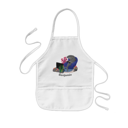 テレビおもしろいアニメを見ているサメ 子供用エプロン (正面)