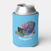 テレビおもしろいアニメを見ているサメ 缶クーラー (缶正面)