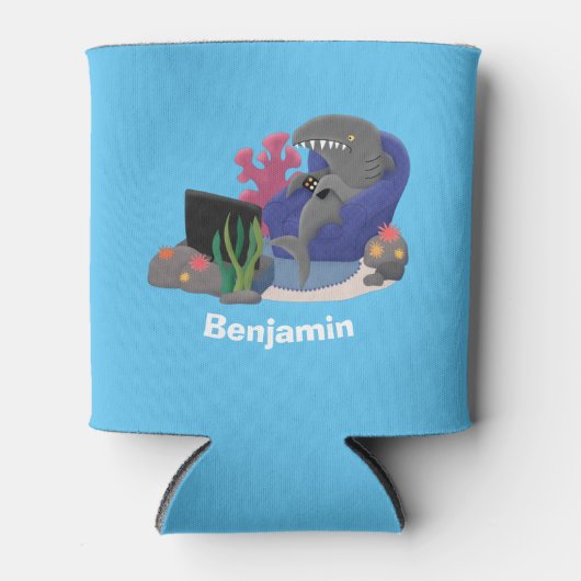 テレビおもしろいアニメを見ているサメ 缶クーラー (正面)