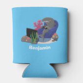 テレビおもしろいアニメを見ているサメ 缶クーラー (裏面)