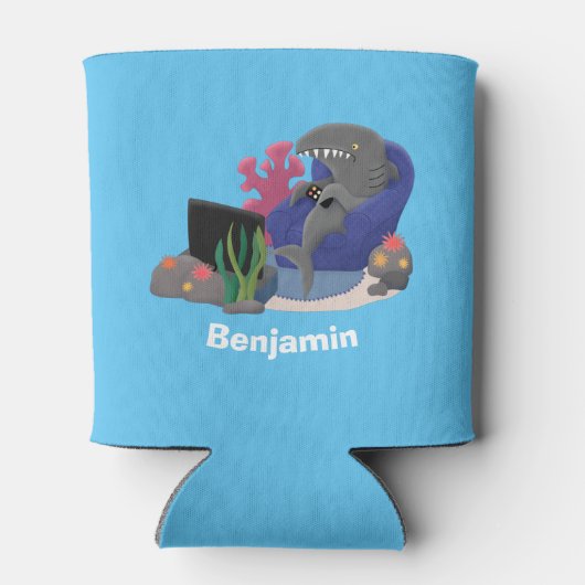 テレビおもしろいアニメを見ているサメ 缶クーラー (裏面)