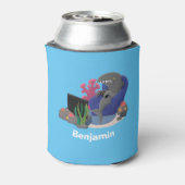 テレビおもしろいアニメを見ているサメ 缶クーラー (缶裏面)