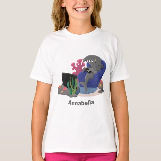 テレビおもしろいアニメを見ているサメ Tシャツ (正面)
