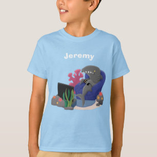 テレビおもしろいアニメを見ているサメ Tシャツ