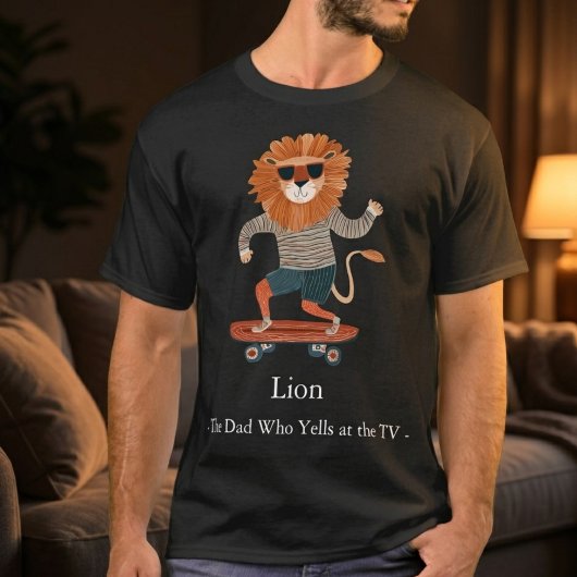 テレビに怒鳴るおもしろライオンのパパTシャツ Tシャツ