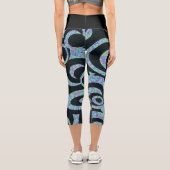 テレビの静止背景に黒い渦巻きを持つヨガパンツ カプリレギンス (裏面)