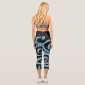 テレビの静止背景に黒い渦巻きを持つヨガパンツ カプリレギンス (裏面)