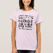 テレマーケターと犬のママという2つのタイトルを持っている Tシャツ (正面)