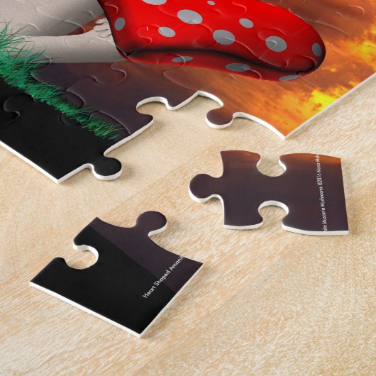 テングタケ属のMuscariaのハート形のきのこ ジグソーパズル (側面)