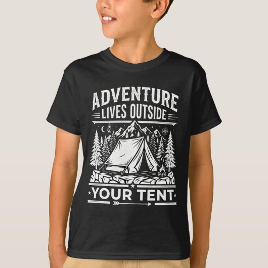 テントの外で冒険が待っている キャンピング ハイキング - Tシャツ (正面)