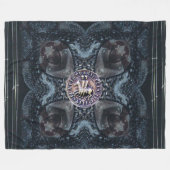 テンプル騎士団の紋章が刻まれた黒い鉄の十字架 フリースブランケット (正面(横))