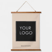 テンプレートモダン会社のロゴベージュ 吊り下げ型タペストリー (正面)