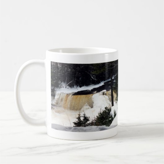 テークアメノン滝上流部の冬のマグカップ コーヒーマグカップ (左)