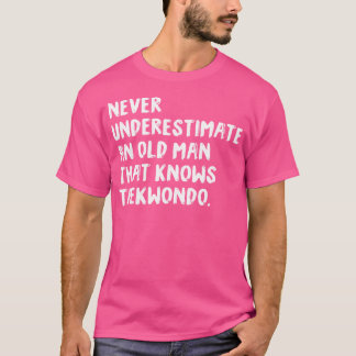 テークウォンドを知っている老人を決して過小評価しない Tシャツ