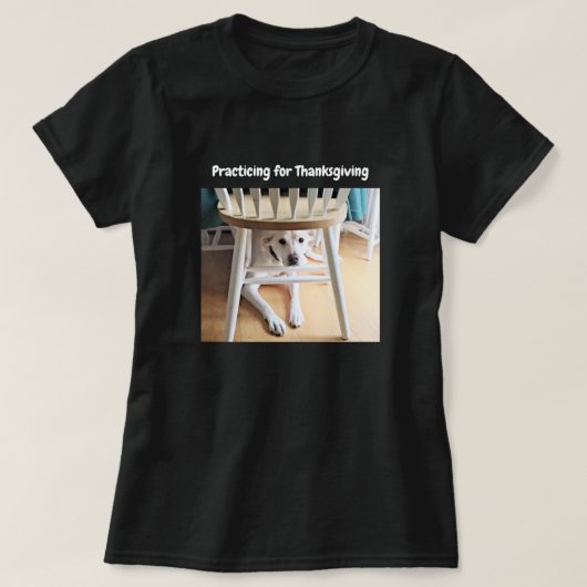 テーブルおもしろいの下にかわいい犬サンクスギビング Tシャツ (デザイン正面)