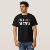 テーブルから足を下ろして Tシャツ (正面フル)