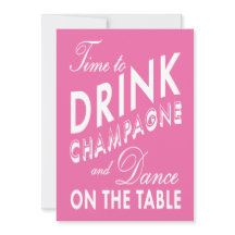 テーブルで踊るピンクの時間バチェロレッテ