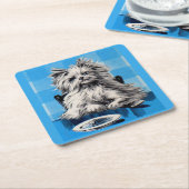 テーブルで食事をしているフワフワの犬 スクエアペーパーコースター (アングル)