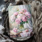 テーブルにエレガントピンクの牡丹が飾られた花瓶 薄葉紙