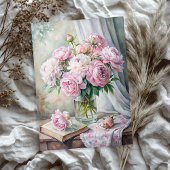 テーブルにエレガントピンクの牡丹が飾られた花瓶 薄葉紙