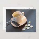 テーブルにコーヒーとお金 ポストカード (正面/裏面)