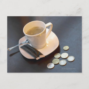 テーブルにコーヒーとお金 ポストカード