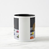 テーブルに坐っているショウガの虎猫猫 マグカップ (中央)