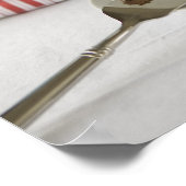 テーブルに恋しく思スライスしたチョコレートケーキ ポスター (角)