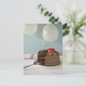テーブルに恋しく思スライスしたチョコレートケーキ ポストカード (スタンド正面)