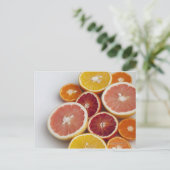 テーブルのオレンジを切る ポストカード (スタンド正面)