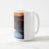 テーブルのコーヒーマグの下にケーノ コーヒーマグカップ (正面右)