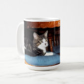 テーブルのコーヒーマグの下にケーノ コーヒーマグカップ (正面左)