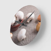 テーブルのシャンピニオンのきのこそしてタマネギ ラウンド壁時計 (傾斜)