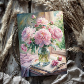 テーブルの上にピンクの牡丹が並んだ、みすぼらしいシックな花瓶 薄葉紙