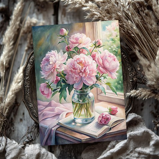 テーブルの上にピンクの牡丹が並んだ、みすぼらしいシックな花瓶 薄葉紙