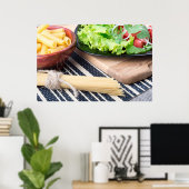 テーブルの上にフレッシュサラダを付けた対角組成 ポスター (ホームオフィス)