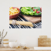 テーブルの上にフレッシュサラダを付けた対角組成 ポスター (キッチン)