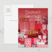 テーブルの上に大きなプレゼントの山 ポストカード (正面/裏面)